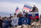 Иркутские студенты подняли флаг России на вершине полуострова Святой Нос